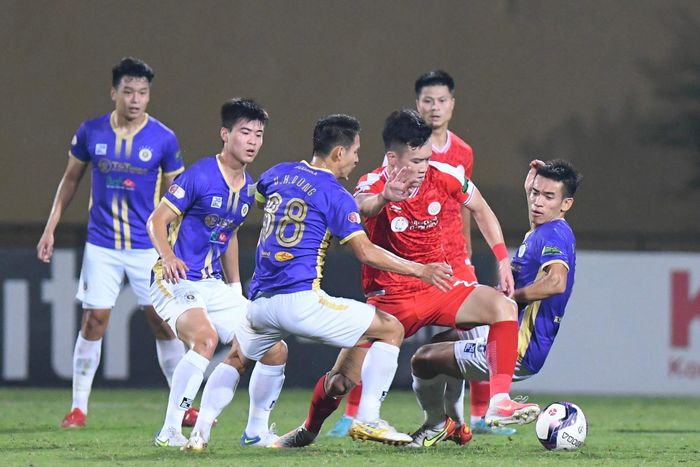  Hoàng Đức trận này thi đấu vẫn rất đẳng cấp nhưng cũng liên tục gặp phải sự chăm sóc đặc biệt từ các cầu thủ CLB Hà Nội. 