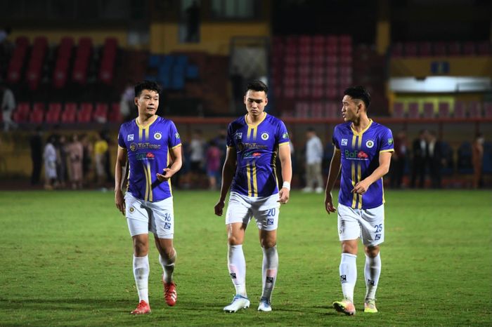  Sau trận đấu, Thành Chung liền có những chia sẻ với hai người đàn em là Bùi Hoàng Việt Anh (giữa) và Lê Xuân Tú (phải). 