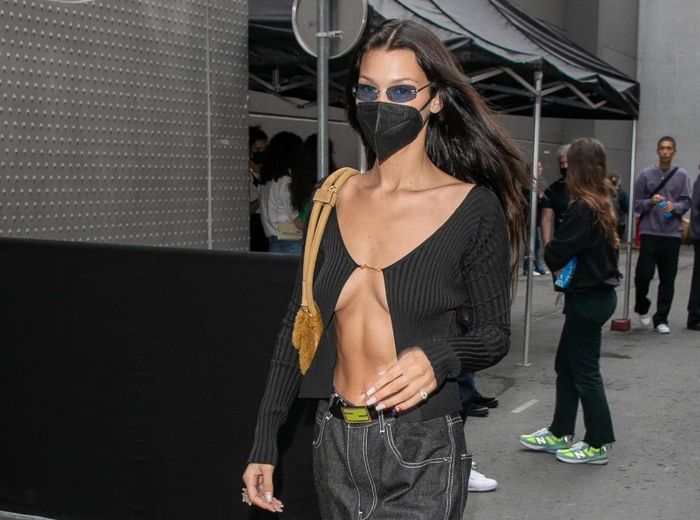  Đến năm 2021, Jacquemus giới thiệu mẫu áo cardigan với móc cài bằng kim loại trong bộ sưu tập Thu - Đông. Thiết kế được giới mộ điệu ưa chuộng và nhanh chóng phủ sóng. Điều này giúp mốt mặc cardigan gợi cảm tiếp tục nổi tiếng trong năm 2021. Đầu năm 2022, xu hướng này có dấu hiệu chững lại . Tuy nhiên, khi nhiệt độ bắt đầu giảm, trào lưu này được dự đoán sẽ phổ biến trở lại. Ảnh: Getty. 