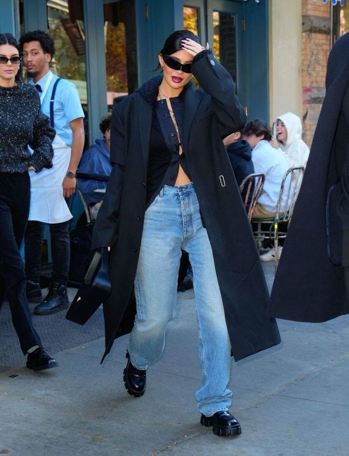 Xuất hiện trên đường phố New York, Kylie Jenner diện cardigan bó sát cài một cúc cùng áo khoác oversized. Sự kết hợp giữa mẫu áo dáng nhỏ và to tạo nên một tổng thể thời thượng. Xu hướng diện cardigan gợi cảm từng phủ sóng mạnh mẽ trên đường phố. Các bộ trang phục của Bella Hadid, Gigi Hadid, Megan Fox được giới trẻ học theo. Ảnh: InStyle, Getty.