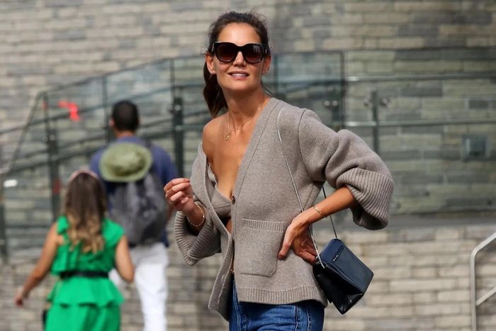  Katie Holmes giúp set đồ cardigan phối cùng bra trở nên nổi tiếng. Sau khi hình ảnh của cô được đăng tải, nhiều người tìm mua trang phục giống nữ diễn viên. Ảnh: Vogue. 