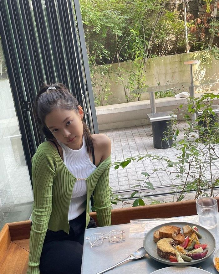 Ngoài những mẫu cardigan dáng rộng, thiết kế crop top cũng được ưa chuộng. Fashionista Leonie Hanne được khen khi diện thiết kế tông hồng của Jacquemus. Mẫu áo khoe khéo vòng một và phần eo của cô. Trong khi đó, Jennie chọn diện mẫu áo theo cách kín đáo hơn. Cô phối thiết kế với tank top. Ảnh: leoniehanne, jennierubyjane.