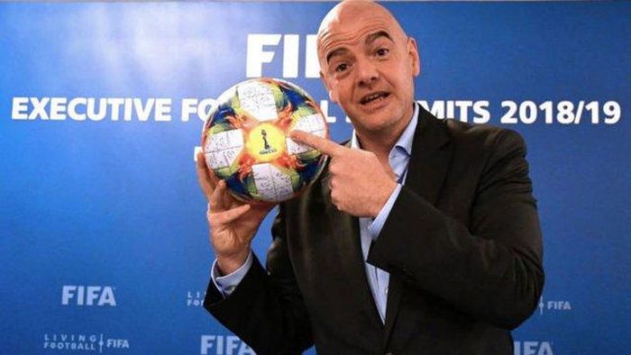 Chủ tịch FIFA Gianni Infantino giới thiệu trái bóng công nghệ World Cup 2022.