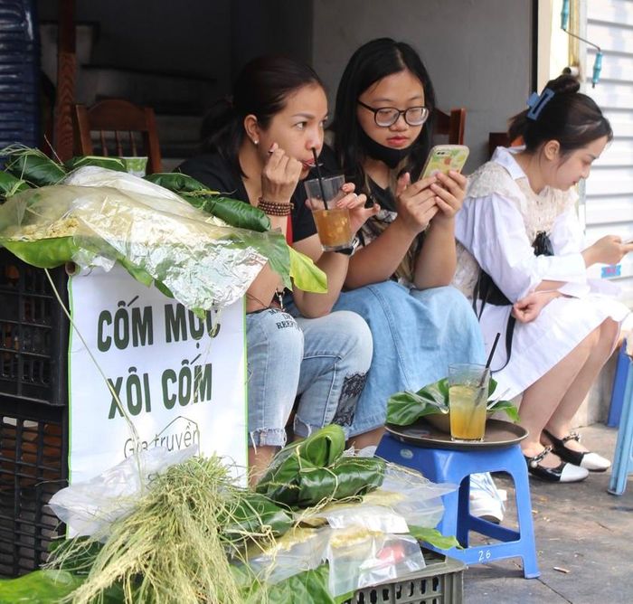 Người dân thưởng thức Xôi Cốm cuối mùa