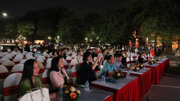 Khán giả Thủ đô đến thưởng thức chiếu phim ngoài trời (Ảnh: Toquoc.vn)