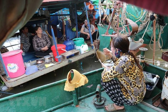  Các hộ dân sinh sống trong làng chài. (Ảnh: Hoàng Ngọc/TTXVN) 