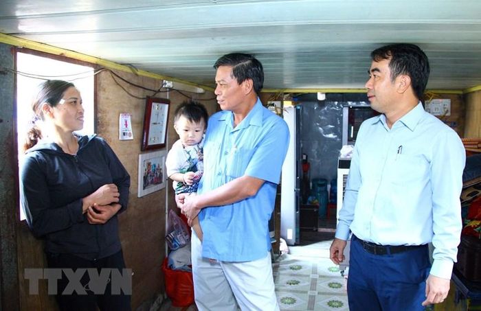  Ông Nguyễn Văn Tùng (giữa), Chủ tịch Ủy ban Nhân dân thành phố Hải Phòng, đi thăm hỏi, kiểm tra công tác di dời làng chài, bàn giao mặt bằng cho dự án. (Ảnh: Hoàng Ngọc/TTXVN) 