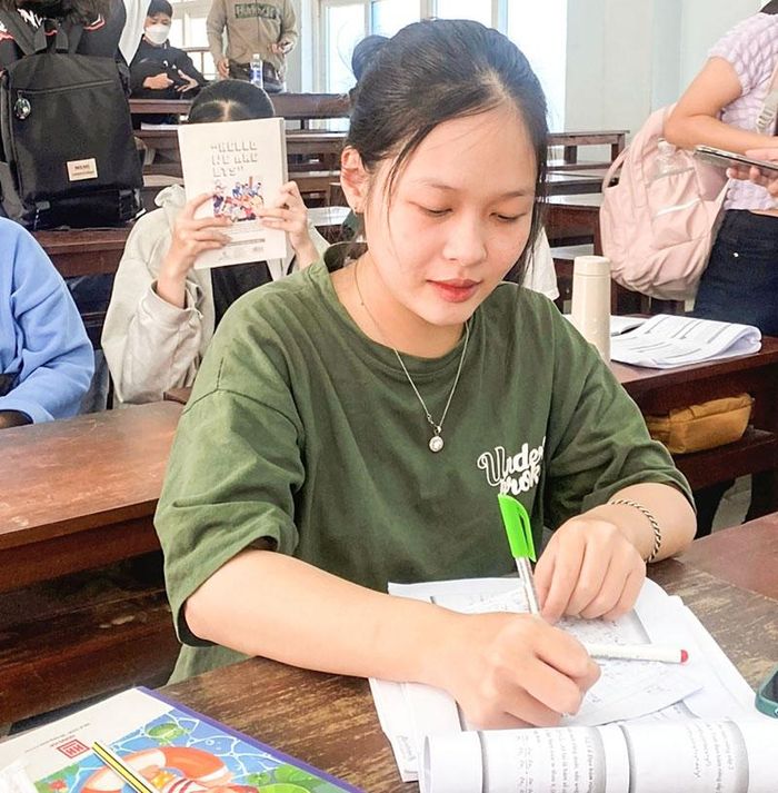  Trần Thị Thanh Thủy luôn chăm chỉ học tập - Ảnh: NVCC 