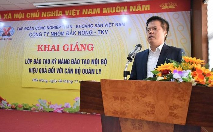 Ông Nguyễn Mạnh Dũng Phó Hiệu trưởng trường Quản trị kinh doanh Vinacomin phát biểu tại lễ khai giảng
