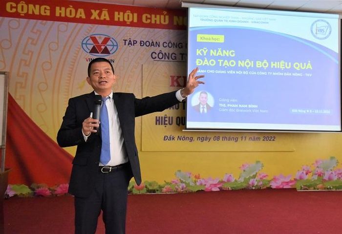 Giảng viên Ths. Phan Nam Bình trao đổi với các học viên