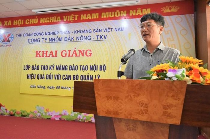  Ông Trần Tiến Dũng - Phó Giám đốc Công ty phát biểu trong lễ khai giảng