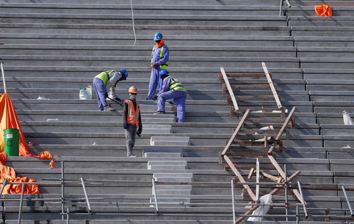  Các công nhân làm việc ở sân vận động Lusai. Ảnh: Reuters. 