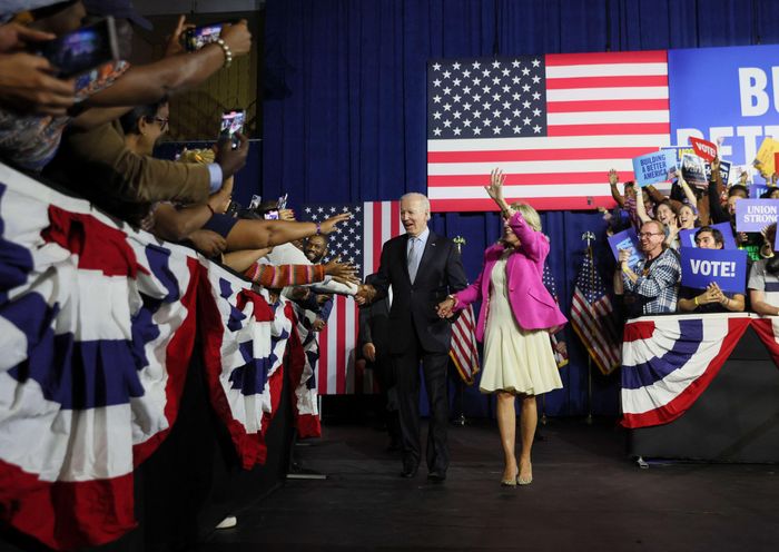 Tổng thống Joe Biden và đệ nhất phu nhân Jill Biden chào những người ủng hộ trong cuộc vận động ở Maryland ngày 7/11. Ảnh: Reuters.