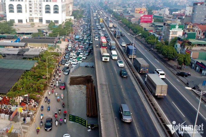 Hà Nội cần mạnh tay xử lý nhà thầu thi công chây ì dựng "lô cốt", chậm trễ thi công gây ùn tắc giao thông. Ảnh: Đình Hiếu.