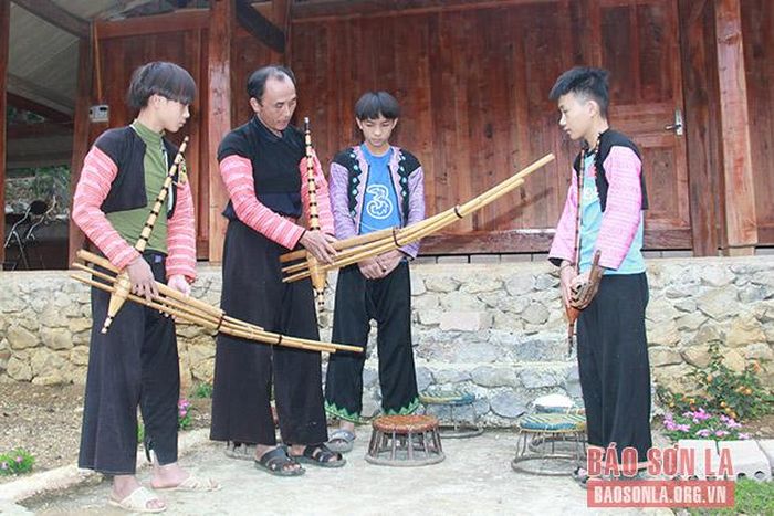 Nghệ nhân bản Tà Số 1, xã Chiềng Hắc, huyện Mộc Châu hướng dẫn thanh niên trong bản học khèn Mông.