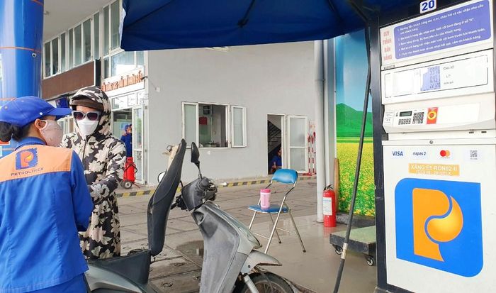 Từ đầu năm đến nay, giá xăng có 15 lần tăng, 12 lần giảm và 1 lần giữ nguyên