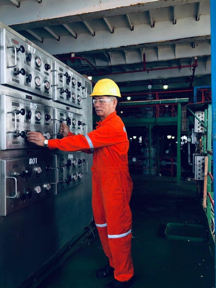 CCB Nguyễn Trọng Tiến làm việc tại giàn khoan RP3 ngoài khơi biển Việt nam ! Ảnh do tác giả cung cấp.