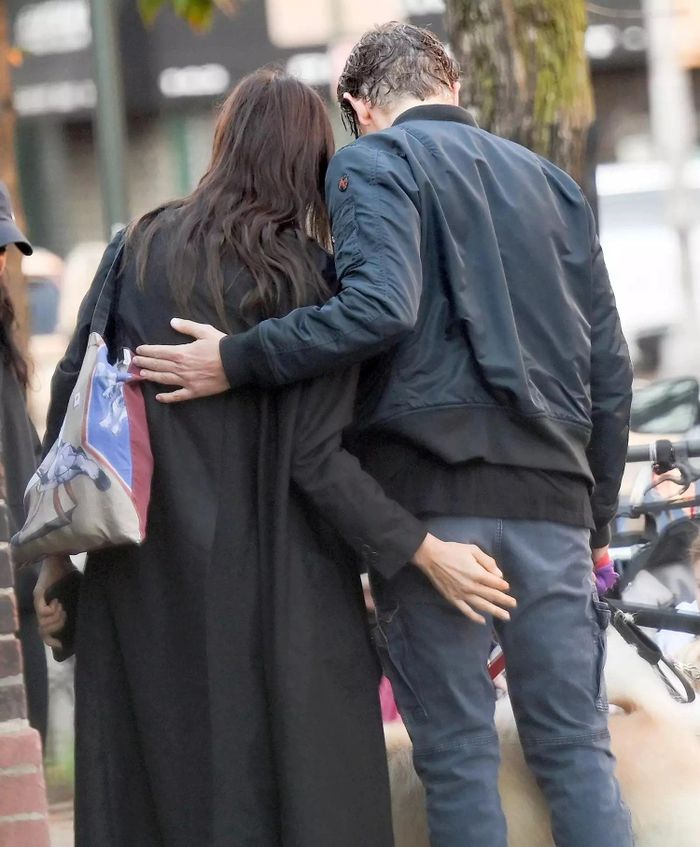 Khoảnh khắc thân mật mới nhất của cặp sao Hollywood. Ảnh: Splash News.