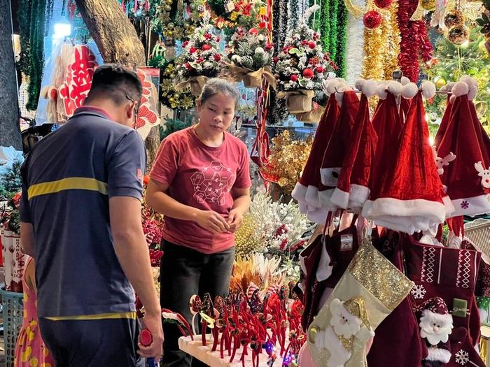 Chủ một cửa hàng trang trí trên phố Hàng Mã cho biết, năm nay đồ trang trí có nhiều sản phẩm mới, độc lạ: "Dịch COVID-19 được kiểm soát nên thị trường nhộn nhịp từ rất sớm. Giá của các mặt hàng cũng có tăng so với mọi tăng nhưng không đáng kể. Hi vọng năm nay tình hình buôn bán sẽ khả quan hơn năm ngoái".