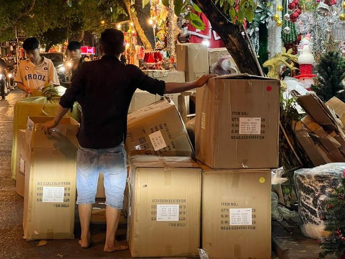 Các cửa hàng đang tất bật nhập hàng để phục vụ nhu cầu thị trường.
