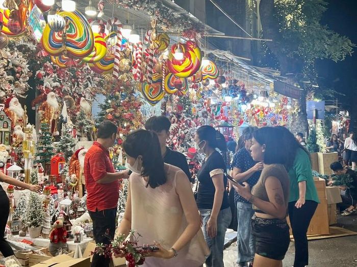 Thị trường Giáng sinh sôi động thu hút sự quan tâm của nhiều người dân đến check-in, chụp ảnh.