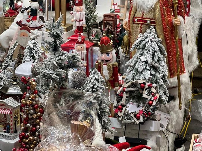 Giá cây thông Noel dao động từ 120.000 đến trên 5 triệu đồng/cây (tùy vào kích thước và đồ trang trí đi kèm). Các phụ kiện trang trí như bộ đồ ông già, bà già Noel trẻ em có giá 150.000 đồng/bộ; mũ Noel 47.000 đồng/chiếc; vòng nguyệt quế từ 150.000 - 800.000 đồng/vòng; người tuyết làm bằng xốp với nhiều kích thước khác nhau, giá dao động từ 250.000 - 1 triệu đồng/sản phẩm.
