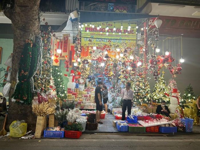Đồ trang trí lấp lánh, nhiều màu sắc làm sáng bừng cả một dãy phố.