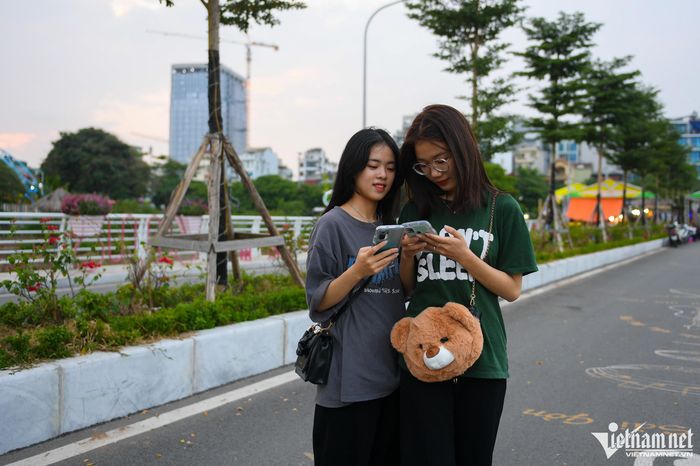 Đây là lần thứ 2 Thủy (bên trái) đến phố đi bộ Trịnh Công Sơn cùng bạn bè. "Khá ít hoạt động nên để thu hút những người trẻ như bọn em quay lại cũng khó", Thủy nói.