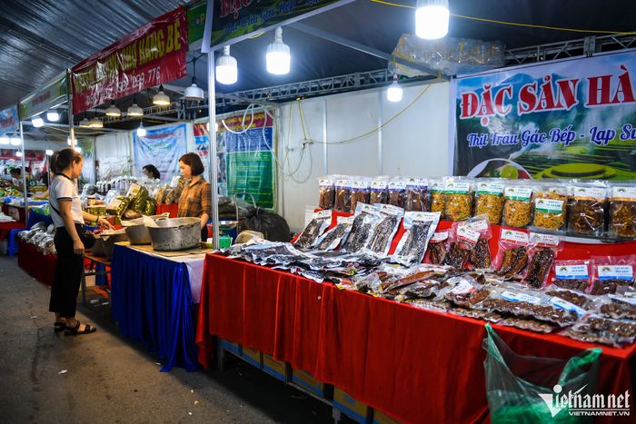 Mặc dù, ngày 11/11 hội chợ được tổ chức bày bán các mặt hàng truyền thống nhưng không thu hút quá nhiều sự quan tâm của người dân và du khách. 