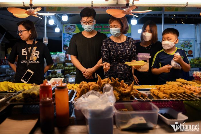 Khu vực đồ ăn vặt có phần đông khách hơn so với nơi kinh doanh các loại mặt hàng khác. 