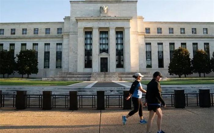 Người dân đi ngang qua trụ sở của Cục Dự trữ Liên bang Mỹ (FED). (Ảnh: Bloomberg)