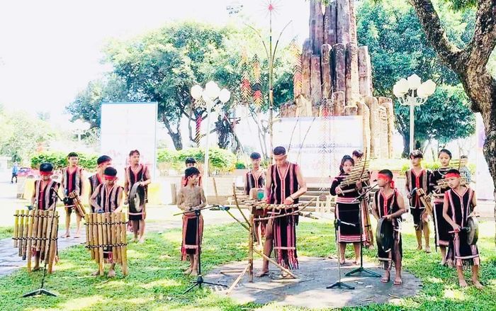 Ngoài việc truyền dạy nghề cho lớp trẻ, Ksor Quynh còn chế tác đàn cho đội cồng chiêng của làng. Ảnh: Mai Ka