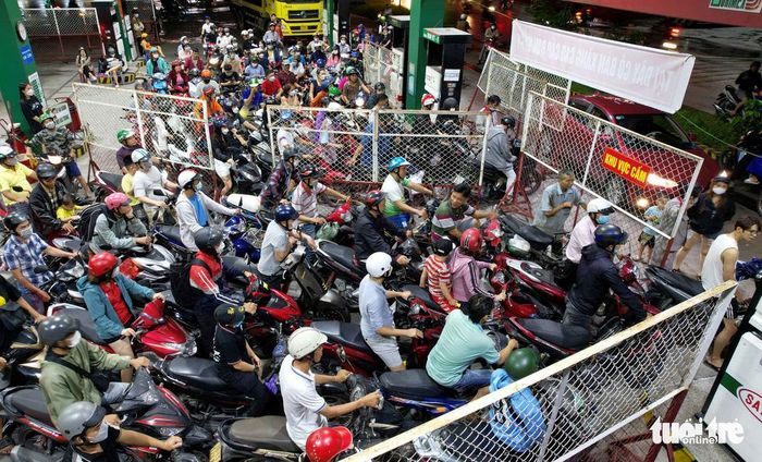 Xếp hàng chờ đổ xăng