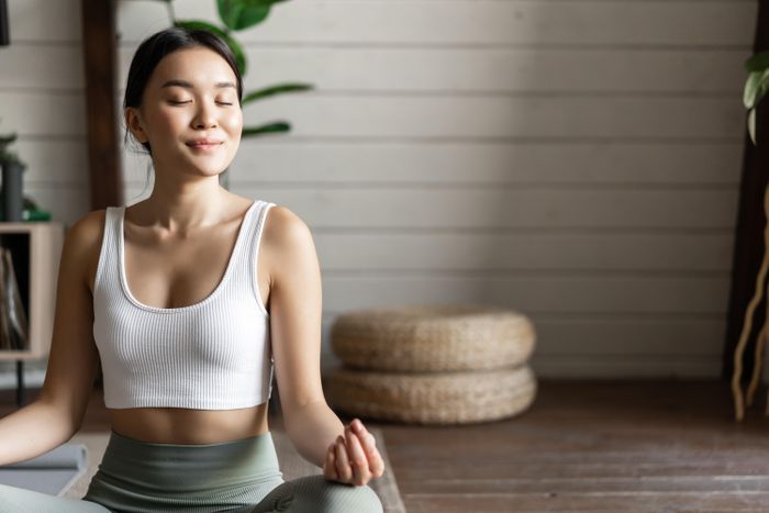  Bạn có thể tự thực hành thiền chánh niệm qua ứng dụng hoặc học từ người hướng dẫn. Ảnh: Freepik. 