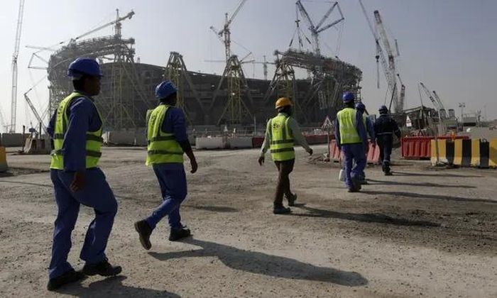  Công nhân ở sân vận động Lusail - nơi tổ chức trận chung kết World Cup 2022. Ảnh: AP. 
