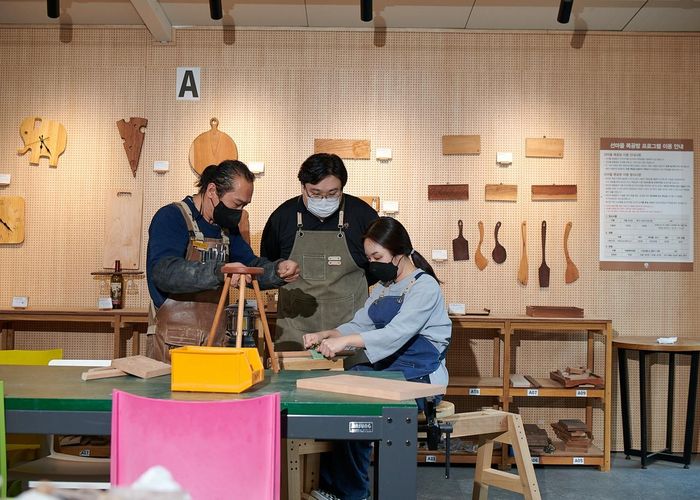 Nhóm người tham gia workshop làm đồ gỗ của Healience Seonmaeul. Ảnh: Healience Seonmaeul.