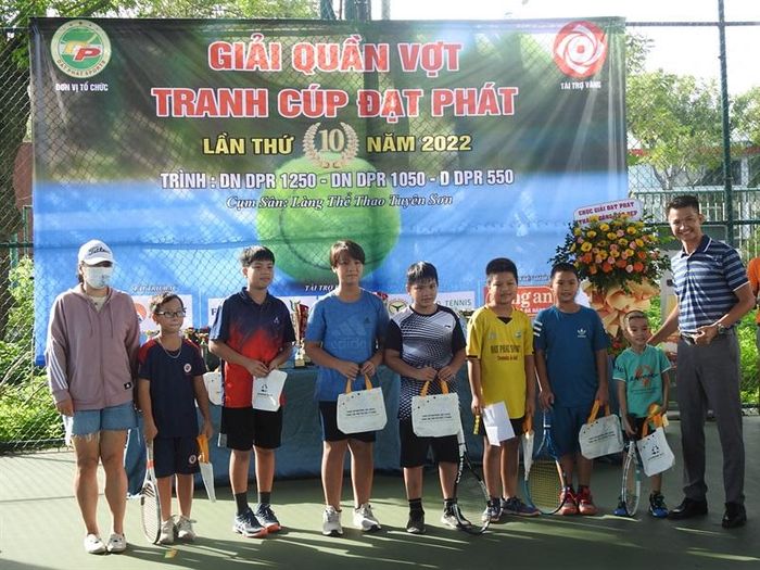 Tặng quà cho các VĐV "nhí"