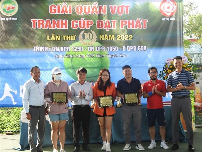 Tặng quà lưu niệm cho các Nhà tài trợ