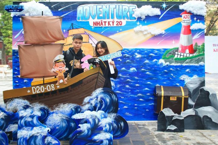 Photobooth độc đáo với gam màu xanh đậm chủ đạo tại khuôn viên Học viện Báo chí và Tuyên truyền.