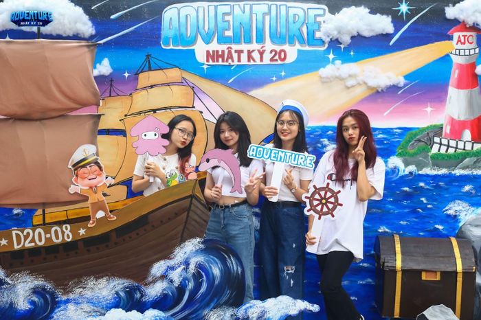 Nhiều kiểu pose dáng độc là đúng chất sinh viên Báo chí được thể hiện tại photobooth.