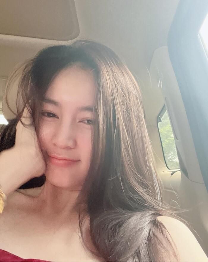 Người đẹp thường xuyên khoe mặt mộc với làn da mộc trắng hồng, không khuyết điểm. 