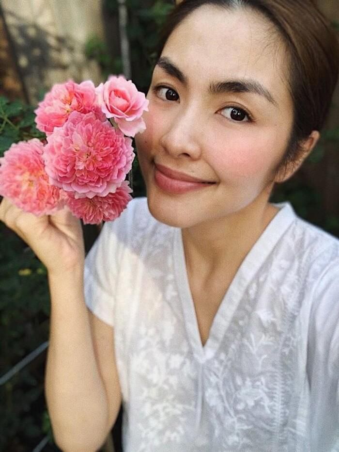 Nữ diễn viên của Bỗng Dưng Muốn Khóc sở hữu khuôn mặt nét nào ra nét đó với sóng mũi thanh tú, lông mày rậm và nụ cười tỏa nắng. 