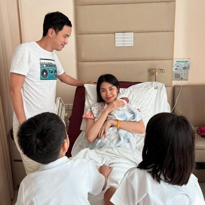 Hình ảnh Hà Tăng mặt mộc chào đón đứa con thứ 3 từng khiến cư dân mạng trầm trồ vì trên bàn sinh nở người đẹp vẫn rạng rỡ. 