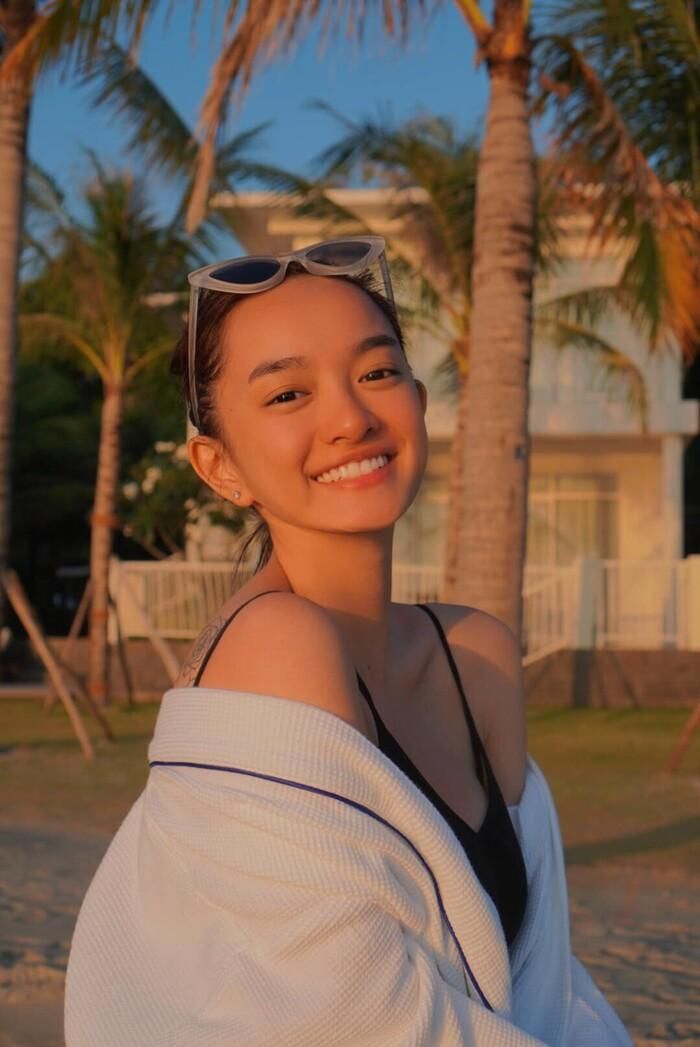 Vì từng là một beauty blogger nên Kaity Nguyễn rất biết chăm sóc da và sở hữu làn da mộc căng mọng vạn người mê. 