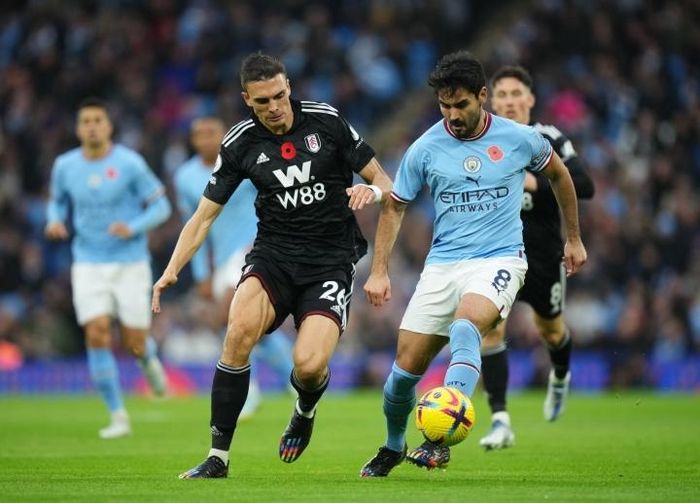 Fulham (áo đen) thủng lưới 24 bàn sau 14 trận.