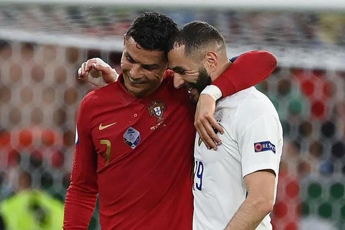 Ronaldo và Benzema ôm nhau vui vẻ trong trận Bồ Đào Nha đối đầu Pháp. ẢNH: GETTY