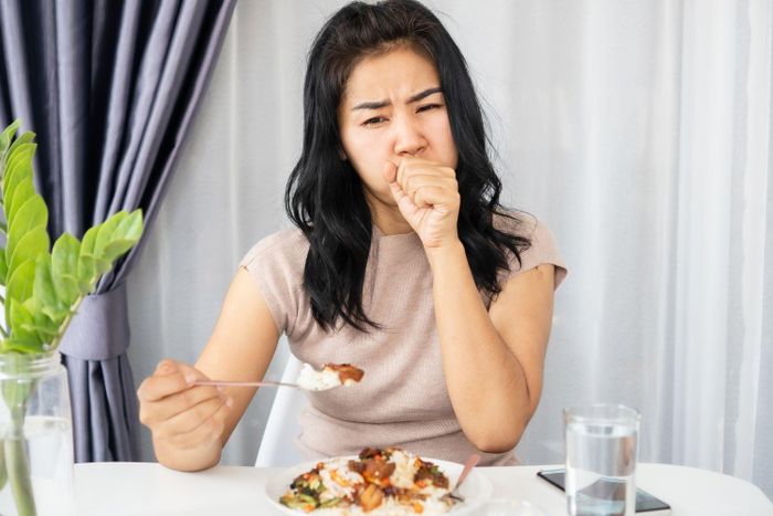  Ho sau khi ăn có thể do thức ăn "đi sai đường", vào phổi thay vì dạ dày. Ảnh: Verywellhealth. 