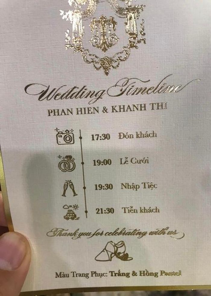 Cô dâu chú rể yêu cầu khách mời mặc trang phục tông màu trắng và hồng pastel.