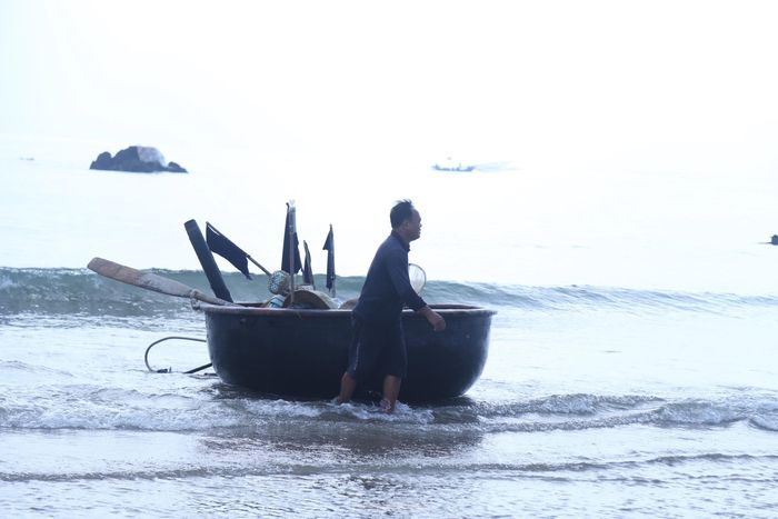 Trước đây ngư dân dùng thuyền nan trét dầu rái, chèo tay đánh bắt. Ngày nay, một số ngư dân cải tiến, dùng thuyền vỏ nhựa composite có gắn động cơ mã lực nhỏ để đánh bắt. 