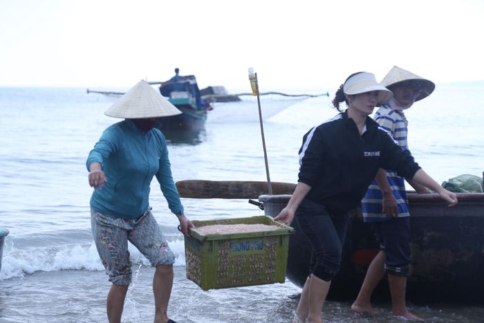 Thông thường, người chồng đi biển, người vợ sẽ chờ sẵn trên bờ, thuyền thúng cập bến là tập trung gỡ lưới, bán luôn cho khách.
